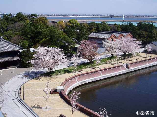 赤レンガと水のある街