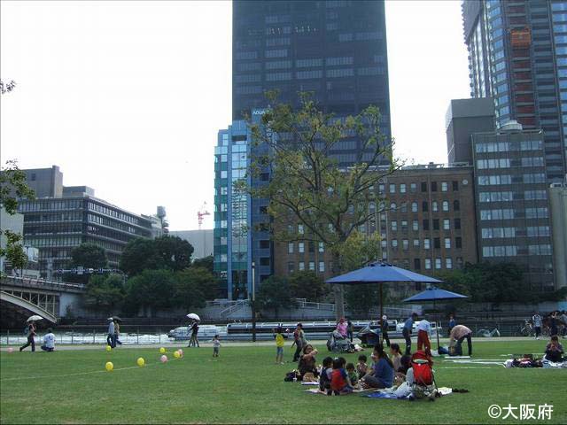 都心の中の水とみどりの空間　中之島公園