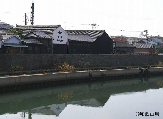 醸造の香り立つ町並みと山田川