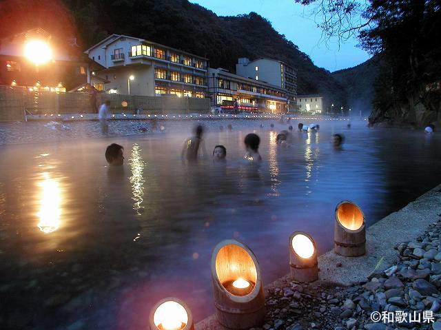 源泉が湧き出す大塔川