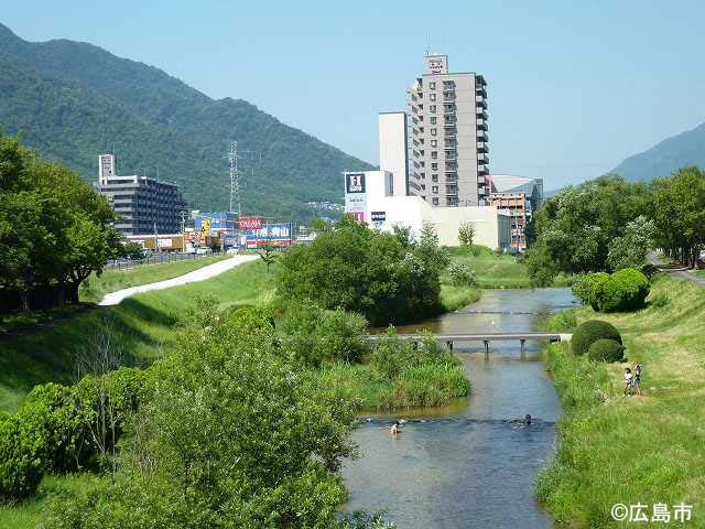 こどもが水遊びする古川