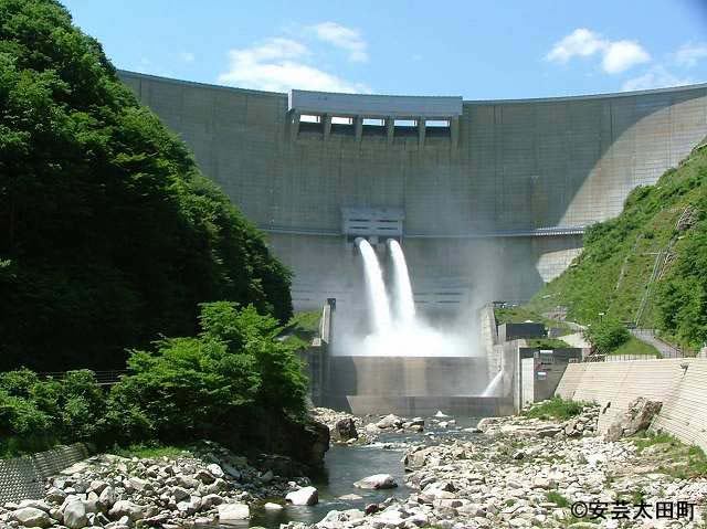 温井ダム放流の滝山川