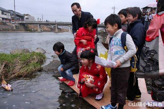 厚狭川における流し雛