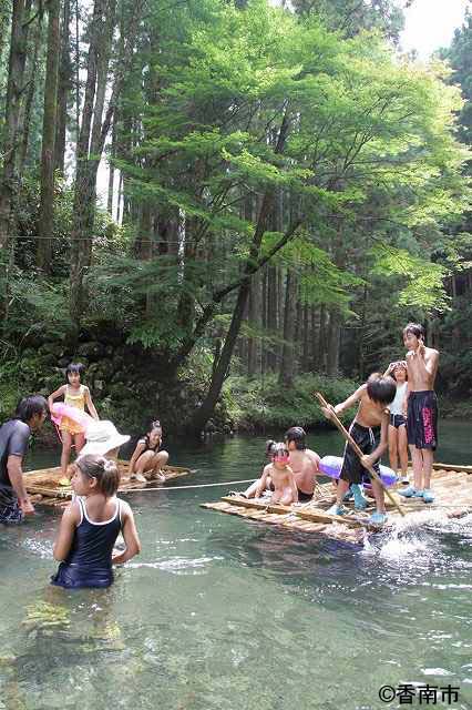 小学校の廃校を利用したキャンプ場「舞川」