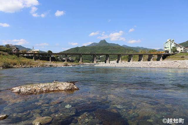 まちのシンボル横倉山と中仁淀沈下橋と清流仁淀川