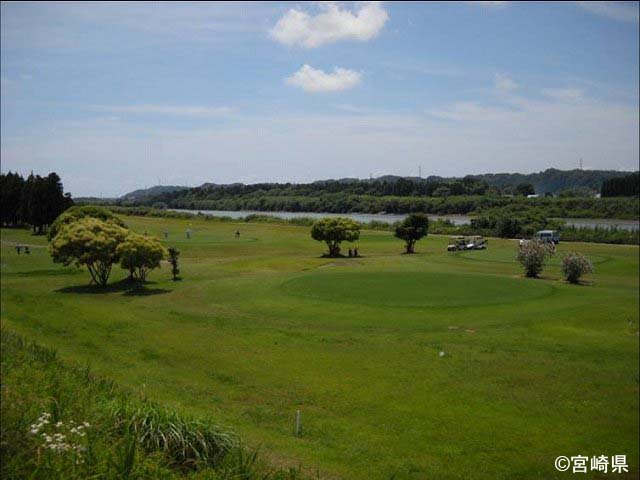 一ツ瀬川河川敷のゴルフ場