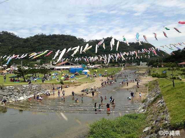 こいのぼり祭りで賑わう奥川