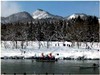 雪の出羽丘陵のふもとを流れる雄物川