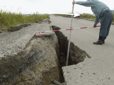 越路町岩野仲島堤防天端亀裂