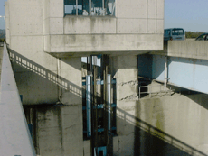妙見堰堰柱破損(長岡市妙見)