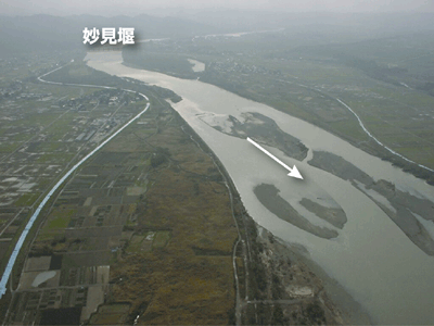 応急対策(シート張り)が進む信濃川の堤防