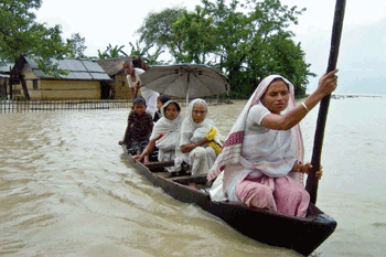 船で浸水地域を移動(インド・アッサム地方)