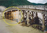 錦川の出水により橋杭が流出した錦帯橋（山口県岩国市）