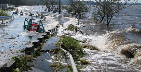 高瀬川水系小川原湖の越波の状況(青森県三沢市)