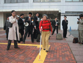 写真:視覚障害者による公開実験