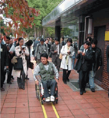 写真:車いす使用者による公開実験