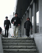 写真:視覚障害者による社会実験