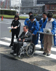 写真:車いす使用者による社会実験