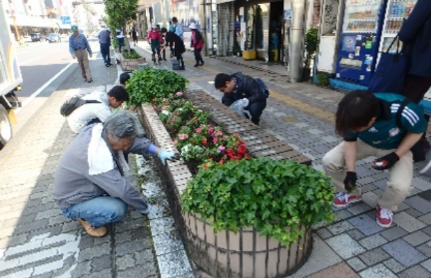 【道守みやざき会議】花の植栽、道路清掃