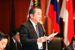 Senior Vice-Minister Matsumura of Land, Infrastructure and Transport reading the message from Prime Minister Koizumi