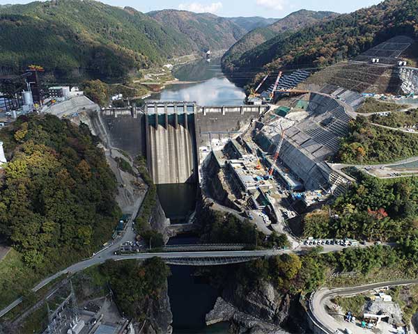 既存の丸山ダムと建設中の新丸山ダム