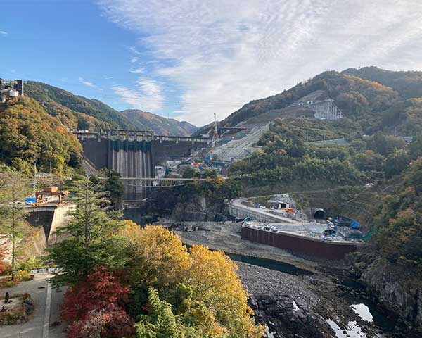 丸山ダムを下流から望む