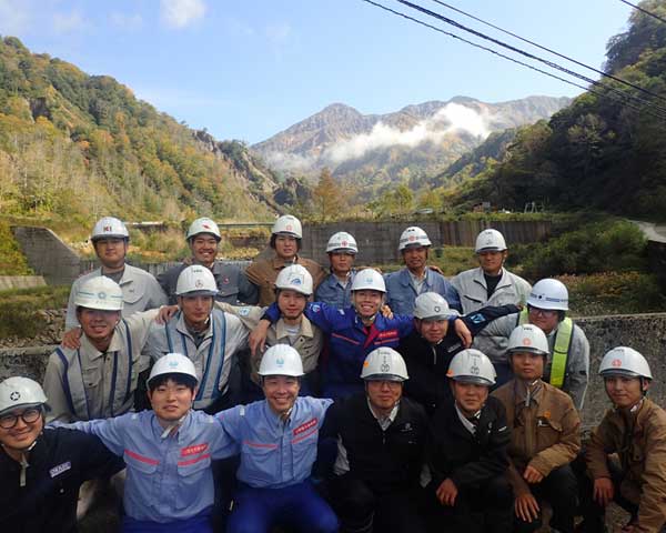 水谷若手会 白岩砂防堰堤天端よりカルデラ稜線（鷲岳・鳶山）をバックに