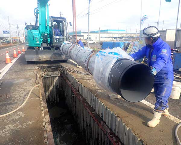 耐震管布設工事の様子