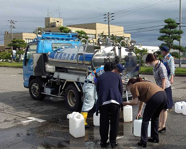 令和4年8月3日からの大雨における応急給水活動の様子