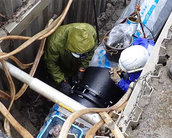 管路更新の接合作業の様子