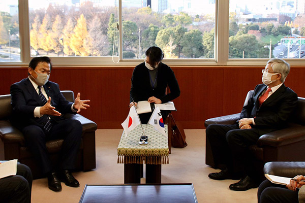 【令和2年12月18日】　大韓民国南官杓（ナム・グァンピョ）駐日大使の離任による赤羽大臣への表敬訪問